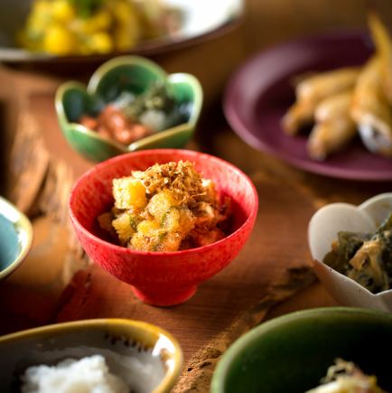 【송신년회에】 제철 식재료를 이용한 저희 가게 자랑의 요리를 전 8품 엄선 일본술이나 맥주 포함 2h 음료 무제한
