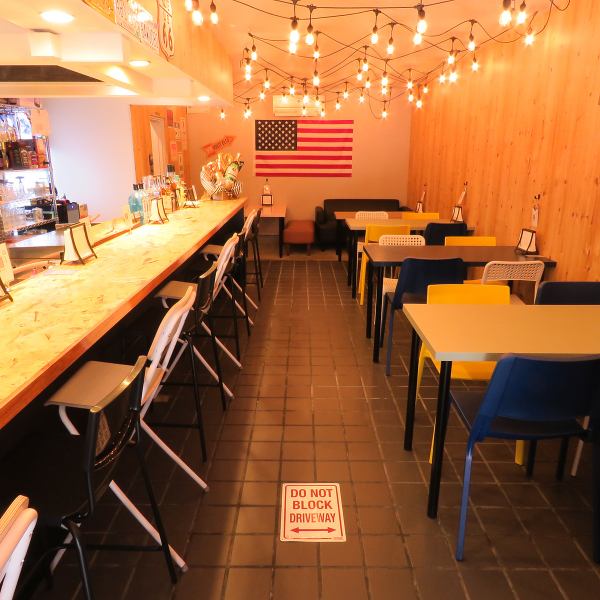 The vintage interior based on wood has the atmosphere of an American dining bar.The decoration is also American, so you can enjoy the local atmosphere.