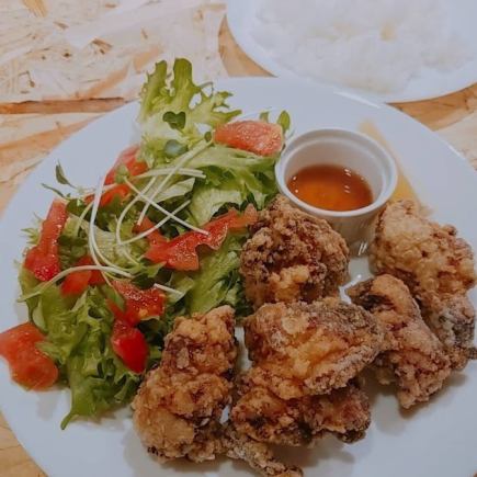 [午餐時間套餐] ◆炸雞午餐/含米飯和飲料◆950日圓（含稅）