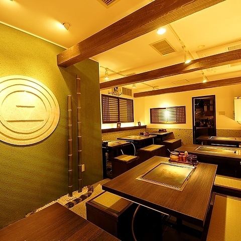 関節照明とスポットライトのみで落ち着ける空間を演出。