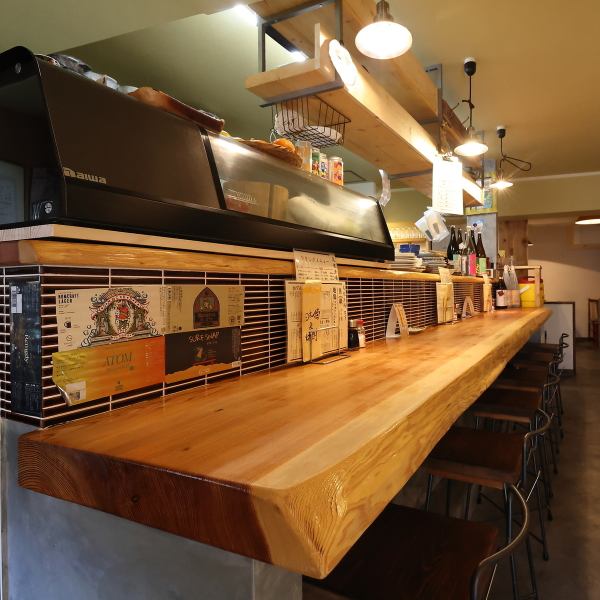 お一人様にも人気のカウンター席は、無垢材を使用した一枚板の贅沢な天板が特徴で目の前で調理を眺めながら楽しめます♪少人数グループ向けのテーブル席も木を基調にした温かなデザインで落ち着きます。アットホームな空気感が心地よく、デートやちょっとした飲み会にも適した雰囲気です♪