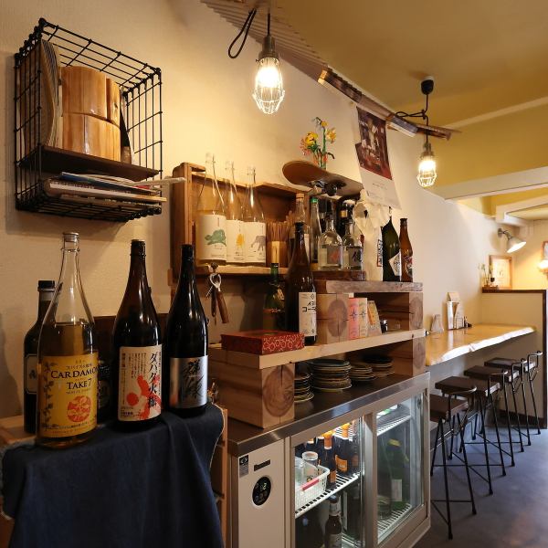 店内は木材を基調とした落ち着きあるトーンで統一し、温もりに包まれた空間が広がります！カジュアルで気取らない雰囲気は、幅広いシーンに対応可能。また、アクセスの良さと、こだわり抜かれた一枚板カウンターが醸し出す高級感が特徴的♪訪れるたびに感じる心地よさと満足をお届けします◎