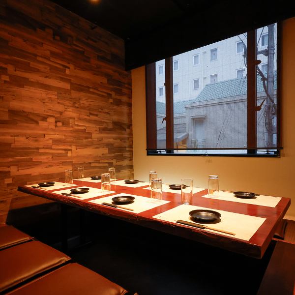 完全個室は2名様からご利用可能！設備や照明にこだわり、お客様に落ち着きある空間をご提供致します。大事な接待や誕生日・記念日、デートのご利用にも◎さらに、事前予約でメッセージ入り特製デザートプレートもご用意可能です♪その他、サプライズなどのご要望がございましたらお気軽にご相談ください。