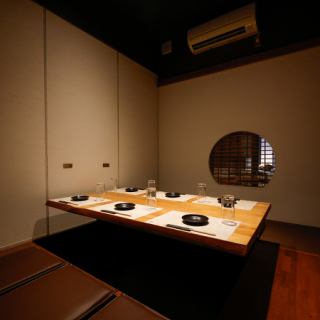 2명~최대 12명까지 이용하실 수 있는 파고타츠석의 개인실입니다.동료끼리 술집이나 가족 식사, 각종 연회 등 다양한 상황에서 활용하십시오! 오카야마 역에서 도보 5 분이므로 밤늦게까지도 OK!