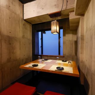 4명까지 이용하실 수 있는 파고타츠석의 개인실입니다.동료끼리의 회식이나 가족에서의 식사, 각종 연회 등 여러가지 시추에이션으로 활용해 주세요!오카야마역에서 도보 5분이므로, 밤늦게까지도 OK!※사진은 이미지입니다.