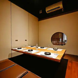 2명~최대 12명까지 이용하실 수 있는 파고타츠석의 개인실입니다.동료끼리 술집이나 가족 식사, 각종 연회 등 다양한 상황에서 활용하십시오! 오카야마 역에서 도보 5 분이므로 밤늦게까지도 OK!