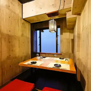 4명까지 이용하실 수 있는 파고타츠석의 개인실입니다.동료끼리의 회식이나 가족에서의 식사, 각종 연회 등 여러가지 시추에이션으로 활용해 주세요!오카야마역에서 도보 5분이므로, 밤늦게까지도 OK!※사진은 이미지입니다.