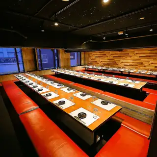 옆의 개인실과 연결하여 최대 64 명까지 이용하실 수있는 개인실로되어 있습니다 ◎ 연회에 추천합니다.오카야마역에서 도보 5분과 역근 액세스 양호하므로, 밤늦게까지도 OK!종전도 신경쓰지 않고 즐길 수 있습니다♪※사진은 일례입니다.