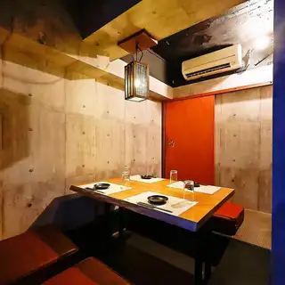 2명~ 이용하실 수 있는 파고타츠석의 개인실입니다.동료끼리 술집이나 가족 식사, 각종 연회 등 다양한 상황에서 활용하십시오! 오카야마 역에서 도보 5 분이므로 밤늦게까지도 OK!