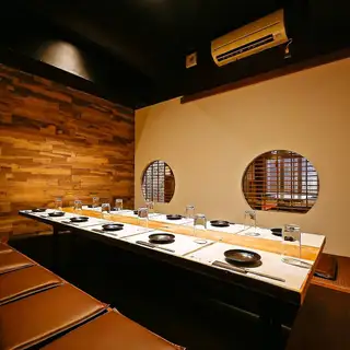 옆의 개인실과 연결하여 최대 20 명의 연회도 가능합니다 ◎ 나무의 따뜻한 넘치는 넓은 공간에서 다리를 늘려 천천히 편히 쉬실 수 있습니다.인원수나 예산 등, 부담없이 가게에 문의해 주세요.내점 기다리고 있습니다! ※ 사진은 일례입니다.