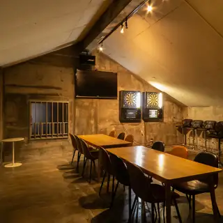 【岡山駅・錦町/完全貸切】8名様～最大20名様まで専用フロア貸切OK！周囲を気にせず盛り上がれるプライベート空間です。カラオケ歌い放題＆ダーツ投げ放題完備で、各種宴会や二次会、合コンで大活躍！お料理付きや飲み放題のみのコースと合わせて、特別な夜をお楽しみください◎
