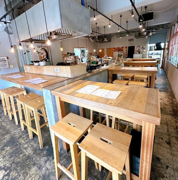 店内はカウンター席、テーブル席をご用意。木のぬくもりを感じる、雰囲気抜群の店内となっております。ご友人、ご家族、同僚の方と…様々なシーンでご利用ください！