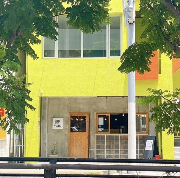 【ゆいレール安里駅から徒歩1分】　こちらのとっても目立つ外観と看板が目印です。駅からもアクセス良好ですので、お気軽にお立ち寄りください。