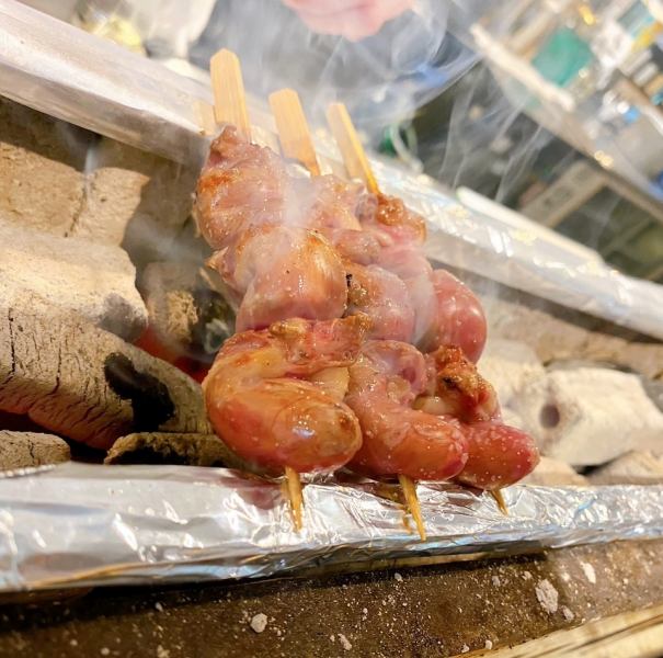目の前で焼かれる串焼きの香りに、思わずもう一本！キッチンが中央に配置されているため、食材が調理されていく様子を間近で見て楽しめるのもポイントのひとつ♪