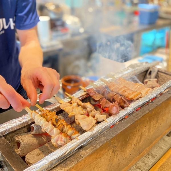 炭火で焼き上げるもつ串焼きをご堪能あれ！