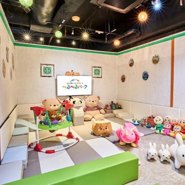 せっかくの休日が雨だと行先の選択肢もギュッとしぼられてしまいますよね。そんなときも、「べるべるパーク」ならご安心ください。広いスペースに大型遊具がついているので、室内とはいえ、子供たちも思いっきり体を動かして遊べます♪