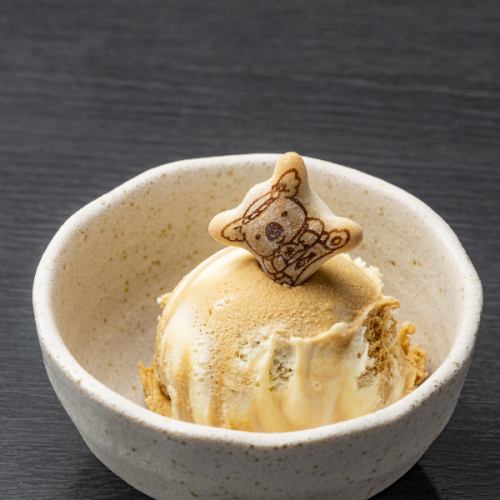 Ice cream (vanilla, caramel, cookies & cream)