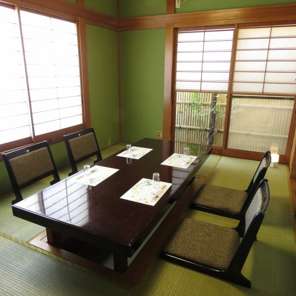 Small group meals and banquets are also welcome.A private room of 6 tatami mat flooring room can use up to 4 people, private room of 8 tatami mat room can use up to 12 people.The private room of a clean room with a taste of the house is in good condition and it has a comfortable atmosphere just because the sunlight from the window is bright.There is also a large garden and heals the busyness and stress of our days.Please come soak in the atmosphere.