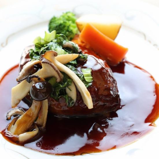 肉汁が溢れ出す自慢の手ごねハンバーグ！是非ご賞味下さい◎