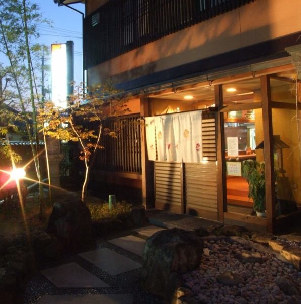 お店の外観。和の情緒が感じられる！店内はおこもり感満点の落ち着いた雰囲気♪気軽に入ってみよっ★