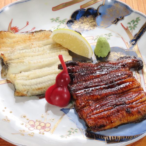 Domestically-caught eels are carefully prepared in-store and then grilled over binchotan charcoal! [Kohaku Unagi Matsu]