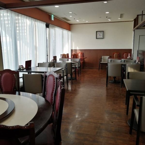 広々としたテーブル配置が特徴で、ランチ時でも気軽に入りやすい雰囲気が漂います。友人や同僚と一緒に訪れるのに最適なスポットです。リーズナブルなランチメニューも充実しており、忙しいビジネスパーソンや家族連れにも人気です。落ち着いたインテリアが施された空間は、食事を楽しむのにぴったり。