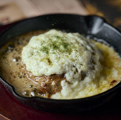 羊肉漢堡牛排佐雪白醬