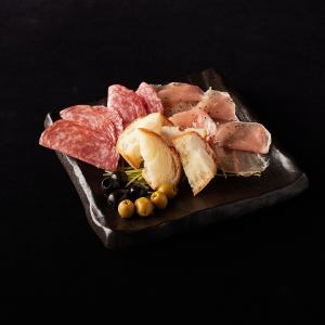 各種各樣的生火腿和薩拉米香腸