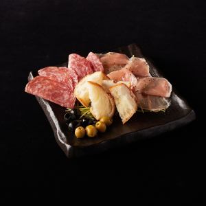 生ハムとサラミの盛り合わせ