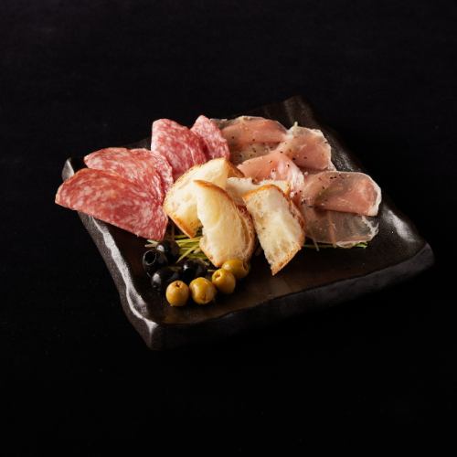 生ハムとサラミの盛り合わせ