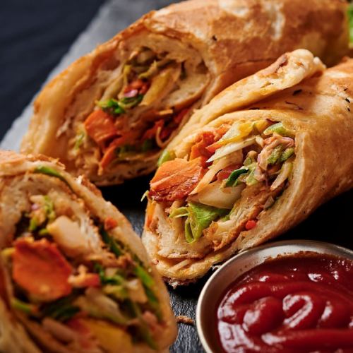 カティロール <チキンティッカと野菜のチャパティ巻き>