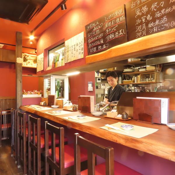 ゆったりとしたカウンター席は店主との会話も楽しめる特等のお店です。お仕事帰りや各種宴会、ご家族でのお食事など、様々なシーンでご利用いただけるお得なコースもございます。お酒も豊富にご用意しておりますので、お一人様でもお気軽にご来店ください。