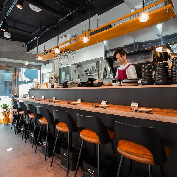 忙しい日常の中で、ふと立ち寄りたくなるお店がここにあります。カウンター席でゆったりと過ごしながら、絶品の料理を味わう時間は、まさに至福のひととき。仕事帰りやショッピングの合間に、心地よい雰囲気の中でリフレッシュできます。