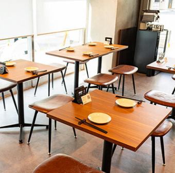 テーブル席は女子会やデートにぴったりです。リラックスした雰囲気の中で会話を楽しめます。美味しい料理はもちろん、心地よい空間が大切な時間を引き立てます。友達や恋人と共に、特別なひとときを過ごせること間違いなしです！