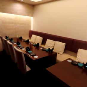 完全個室の貸切贅沢VIPルームは8~12名様までOK！広々としたソファーとお席をご用意♪カラオケ完備の完全プライベート空間☆女子会や会社宴会、各種シーンにオススメです◎VIPルームはコース料理のみ可能となります。※VIPルームの当日キャンセルは全額キャンセル料が発生致しますのでご了承ください。