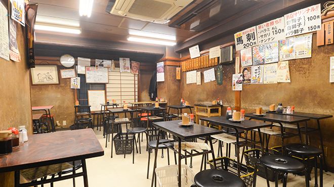 営業が始まり19時を回ったころには、その騒がしさはどこのお店にも負けないボリューム。この大衆的な雰囲気こそが「やきとん元気」の魅力の一つ。今日も楽しいお酒を最高のつまみとともに！