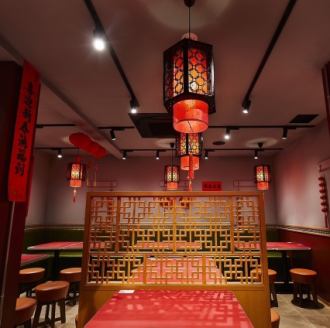 中華風の店内で非日常を感じられます！