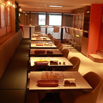 Suitable for a wide range of occasions, from solo travelers to dates and large groups.