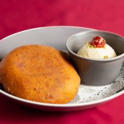 Banana bun (1 piece) and ice cream