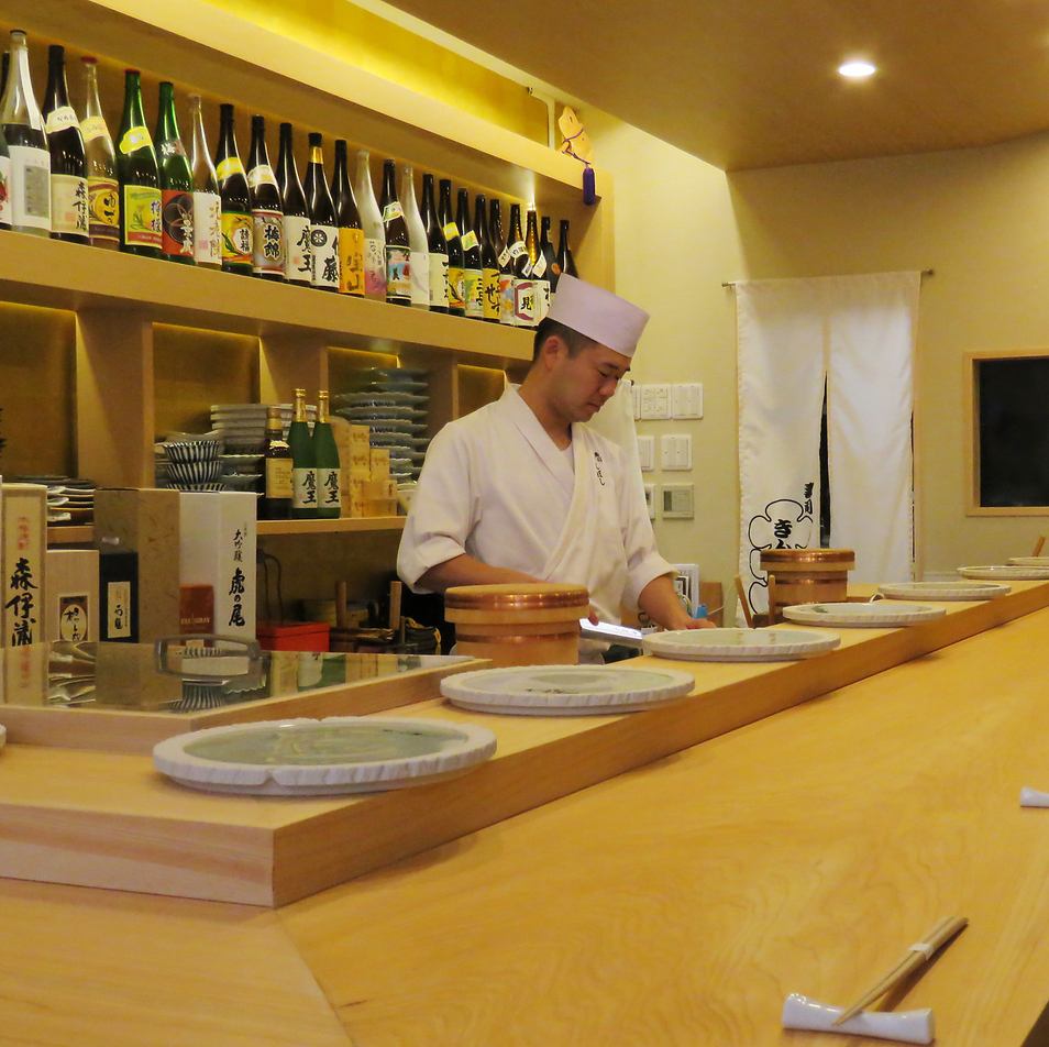 在老字号寿司店培训了10年的店主。可以享用由熟练的工匠制作的正宗寿司和日本料理的餐厅♪