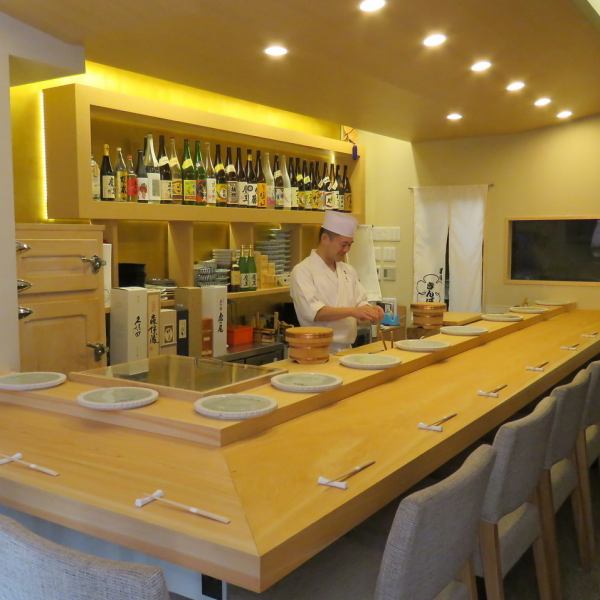There are 10 counter seats in the spacious, beautifully refined store.A friendly general who trained at a long-established sushi restaurant in Matsuyama will serve dishes with great care.Please enjoy cooking and drinking while enjoying a conversation with the general.