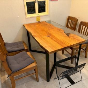 座位靠窗，木質溫暖舒適，溫暖的陽光灑進來。*線上預訂時，請僅選擇成人人數。