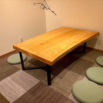 這是一間榻榻米房間，最多可容納 6-7 人。*線上預訂時，請僅選擇成人人數。人多的時候，這個座位的使用時間可能會被限制在兩小時以內。