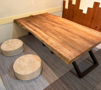 這是一間榻榻米房間，最多可容納 4-5 人。*線上預訂時，請僅選擇成人人數。人多的時候，這個座位的使用時間可能會被限制在兩小時以內。