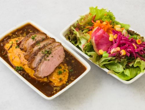 Omelette rice topped with sliced duck (with salad)