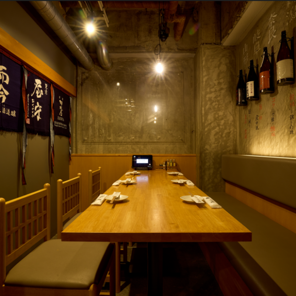 最大6名様までご利用いただける個室がございます。ゆったりとごくつろぎいただける和の空間は、接待や宴会にもピッタリのお席です。