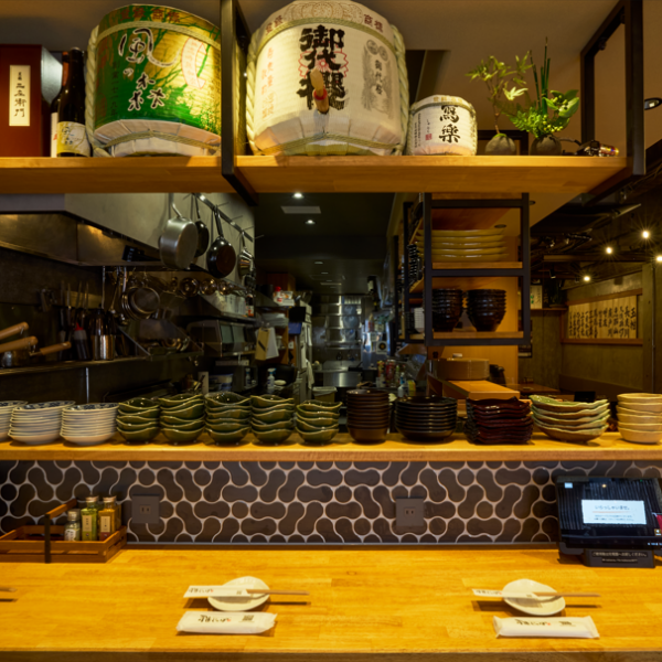 職人の手仕事を目の前で楽しむことができるカウンターのお席はお一人でもデートにもピッタリです。オープンカウンターならではのライブ感をお楽しみください。