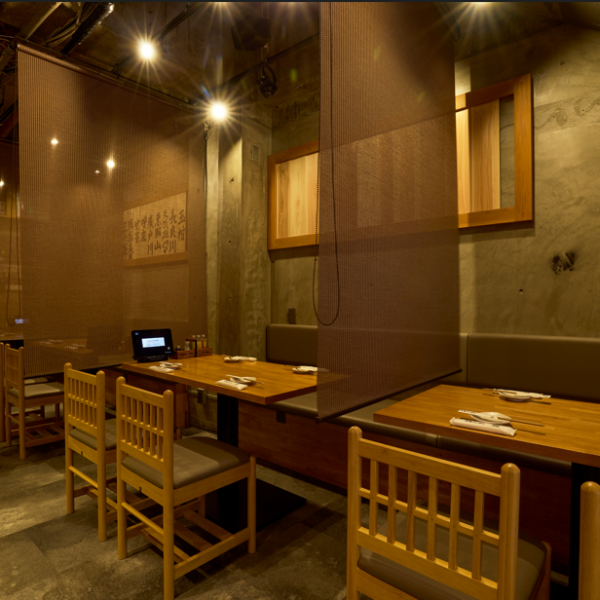 テーブル席は少人数～大人数までご対応しております。2名様から最大20名様まで可能です。会社宴会にも是非ご利用ください。