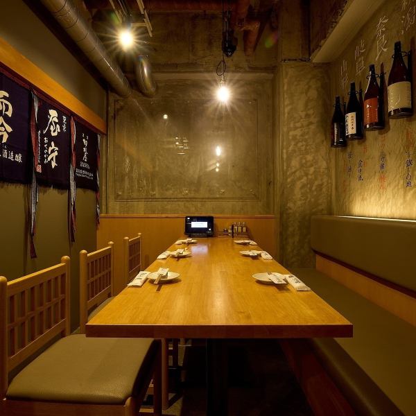 特別な時間を個室とカウンターで演出。周りを気にせず会話と食事を楽しめる個室は最大8名様まで対応。大切な接待や気兼ねなく盛り上がりたいご宴会に最適です。職人の技が光るカウンター席や、和のホッと心和むテーブル席も完備。人数や用途に合わせた最適な空間をご提案します。各種ご宴会はぜひ当店におまかせください。