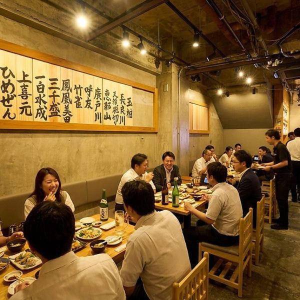 使い勝手のよいテーブル席。木を基調とした落ち着きある空間は、デートから最大16名様の会社宴会まで幅広く対応。人数に合わせてレイアウト変更可能なテーブル席を完備しています。少人数でも団体様でも、用途に合わせた最適な席をご提案します。